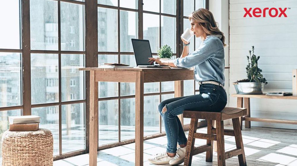 Una donna alla scrivania, che utilizza un computer portatile, dimostra concentrazione e produttività.