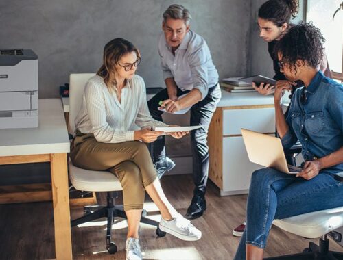 Persone in un ufficio accanto alla stampante Xerox® VersaLink® B620
