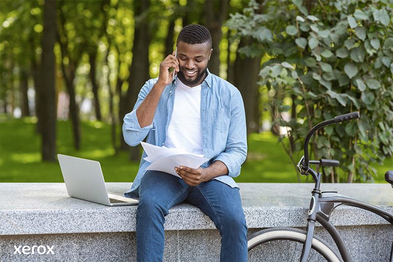 Un uomo è seduto su una panchina, usa il suo laptop, mentre la sua bicicletta è parcheggiata accanto a lui in un ambiente tranquillo. Un uomo è seduto su una panchina, usa il suo laptop, mentre la sua bicicletta è parcheggiata accanto a lui in un ambiente tranquillo.